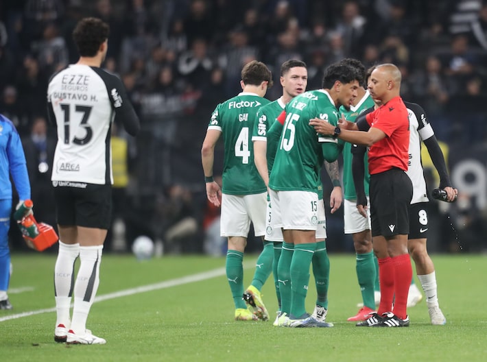 Gómez estava impedido? Entenda regra e decisão do VAR em Corinthians x Palmeiras