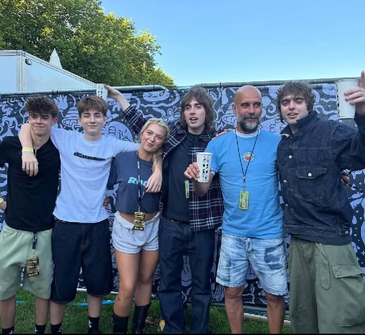 Guardiola rouba a cena no retorno do Oasis aos palcos em Manchester, mas ouve vaias em show