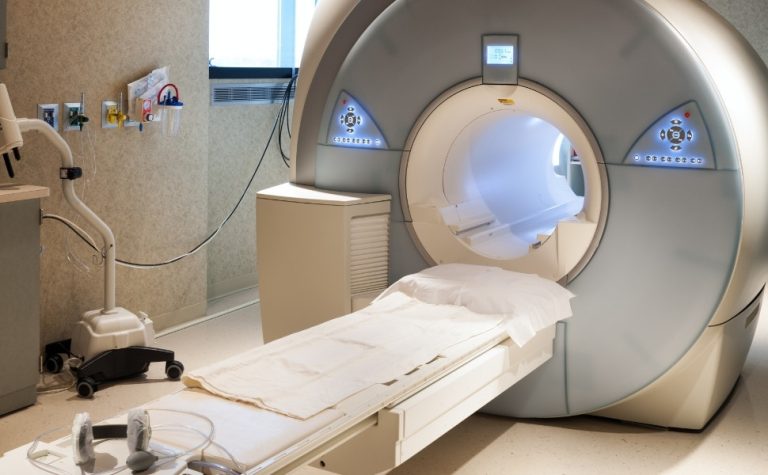Homem é puxado pelo colar por máquina de ressonância e fica em estado grave