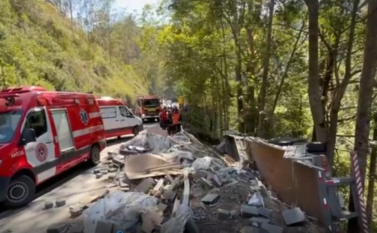 Homem morre após carreta tombar e cair em ribanceira na BR-262