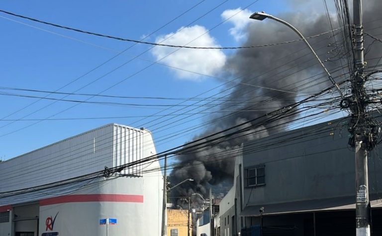 Incêndio atinge oficina de eletrodomésticos em Vitória