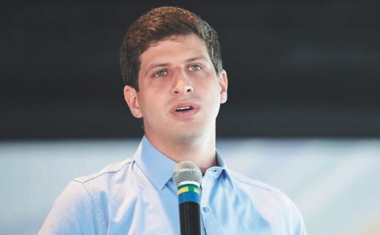 João Campos: “Regular as redes sociais é inadiável”