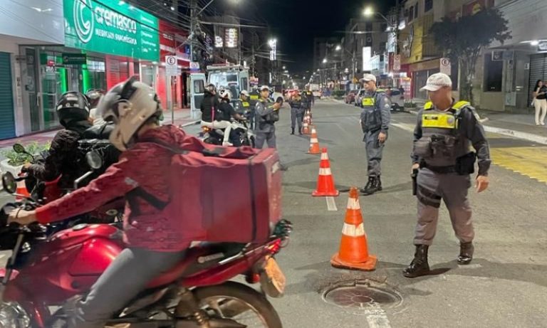 Jovem é detido por pilotar moto em alta velocidade e culpa término com namorada