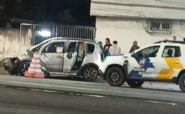 Jovem embriagada bate carro em muro do batalhão de trânsito da PM em Vila Velha