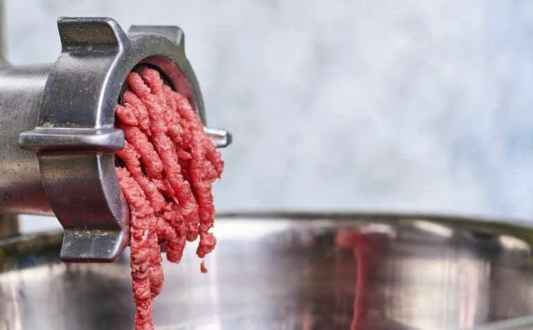 Jovem morre ao ser sugado por moedor de carne nos Estados Unidos