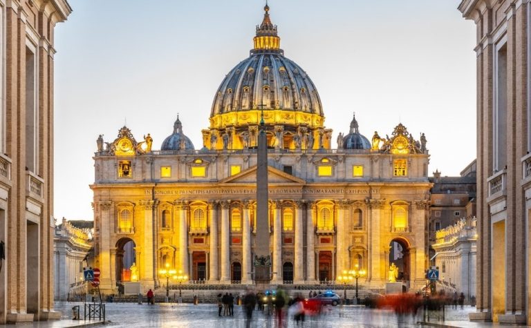 Jovens economizam por 2 anos e levam golpe de R$ 540 mil em viagem a Roma
