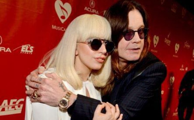 Lady Gaga homenageia Ozzy Osbourne em show após morte do cantor; assista