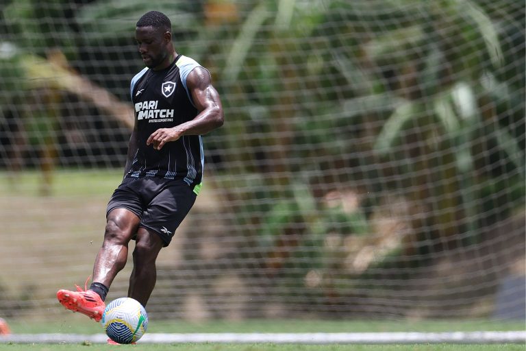 Lesão afasta Bastos do Botafogo até outubro