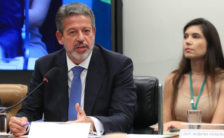 Lira mantém IR de 10% para renda alta e amplia isenção até R$ 7.350