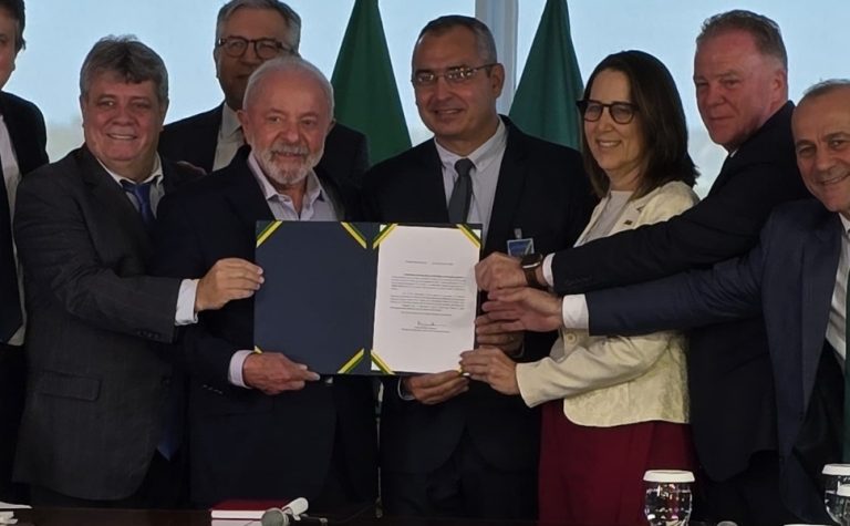 Lula e Casagrande assinam termo para novo curso de Medicina na Ufes