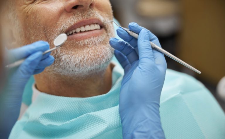 Mais idosos fazem implante dentário para ter sorriso de volta