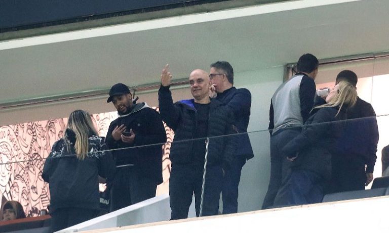 Moraes reage a vaias em estádio no mesmo dia em que é alvo de sanção dos EUA