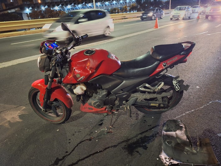 Motociclista morre ao ser atingido por carro e cair de ponte em Florianópolis