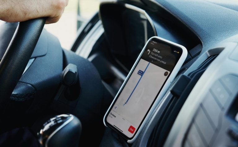 Motorista de app é preso por cobrar R$ 1.500 em troca de celular esquecido