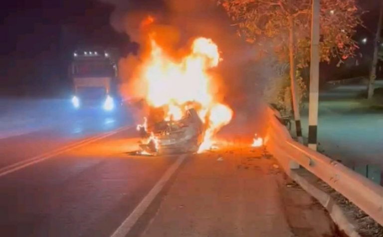 Motorista embriagado capota carro e veículo pega fogo na BR-259 em Colatina