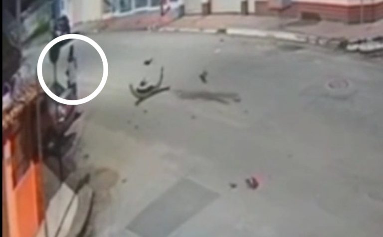 Motoristas se abraçam após acidente em Guarapari; veja vídeo