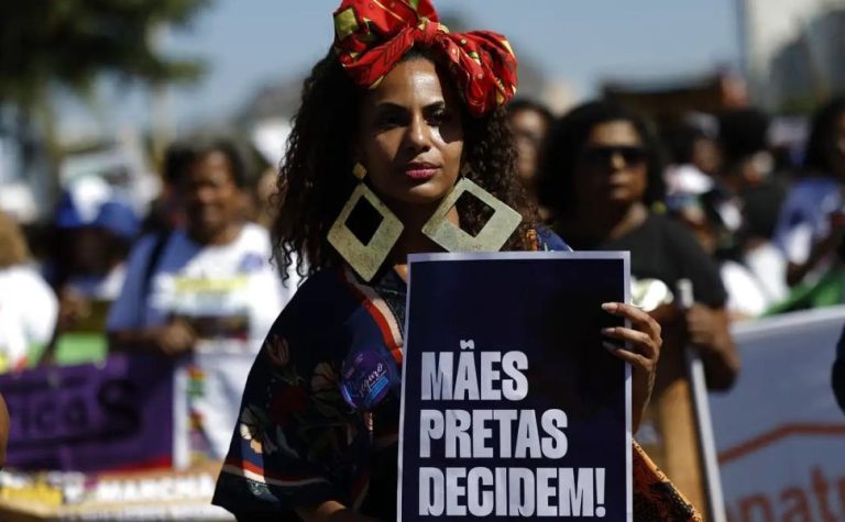 Mulheres negras reivindicam justiça e bem-viver em marcha no Rio