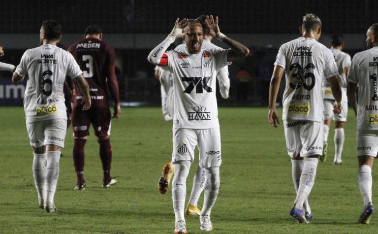 Neymar é decisivo, Santos bate líder Flamengo no fim e respira contra o Z4