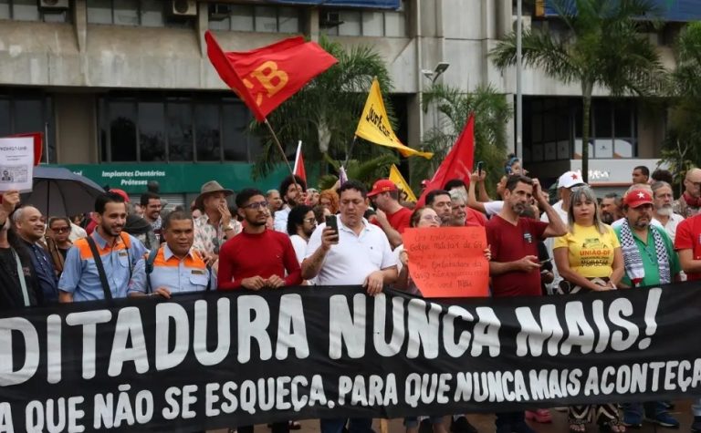 Número de autocracias supera o de democracias no mundo, diz estudo