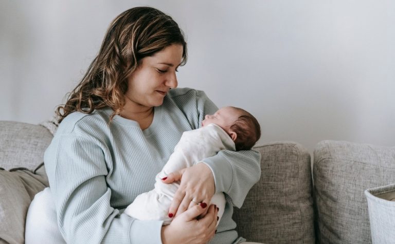 Número de filhos por mulher é o menor da história, diz IBGE