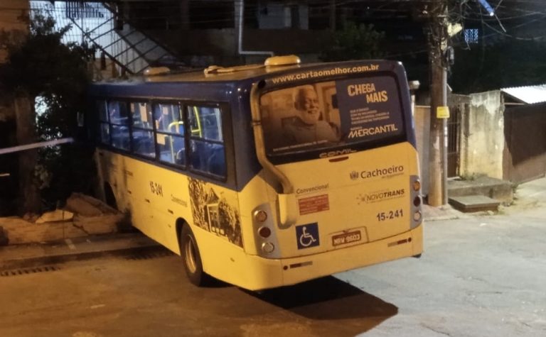 Ônibus atinge casa após motorista perder o controle no Sul do ES