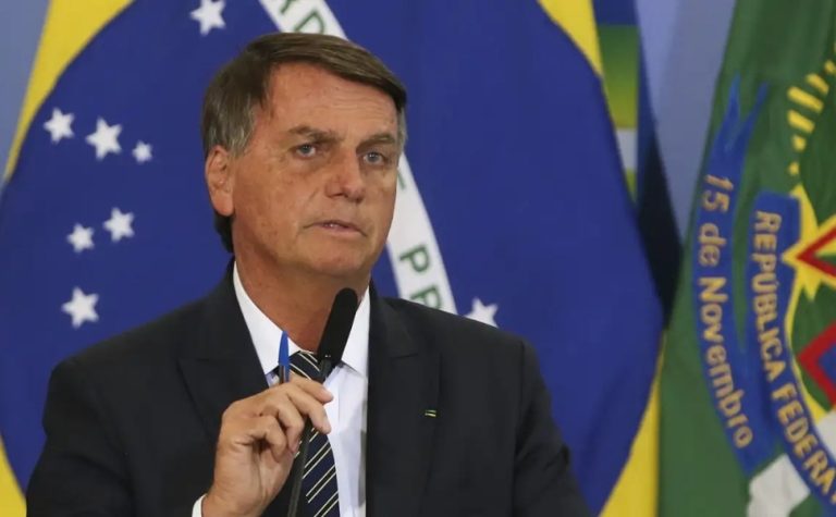 PF apreende na casa de Bolsonaro pen drive e cópia de petição contra Moraes
