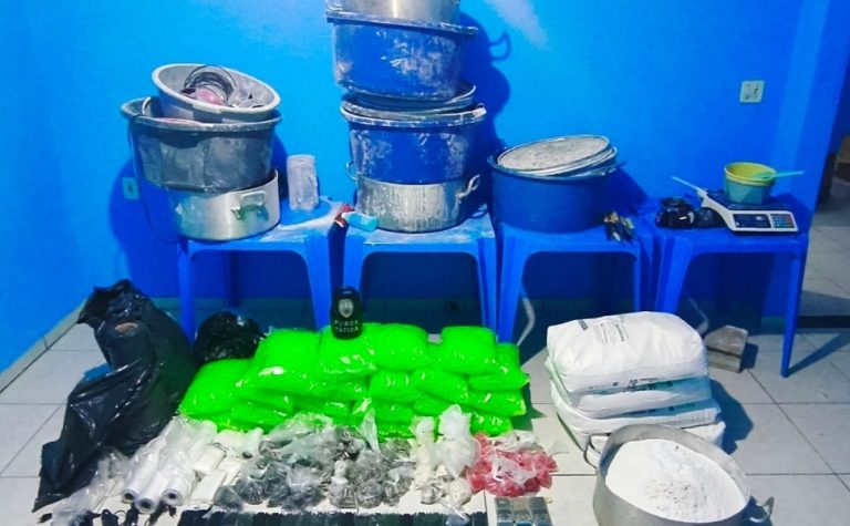 PM fecha laboratório de drogas e apreende mais de 2 mil pinos de cocaína no ES