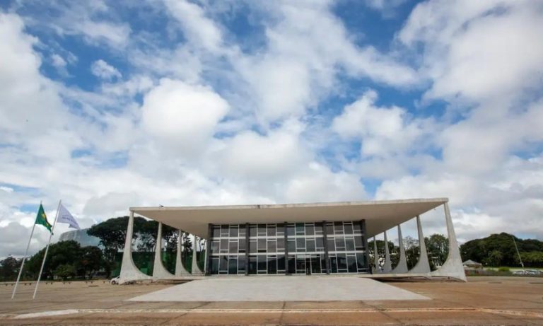 PM fecha praça dos Três Poderes após ordem de Moraes contra acampamentos