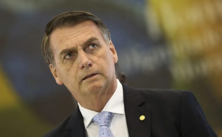 Jair Bolsonaro é alvo de mandados da Polícia Federal