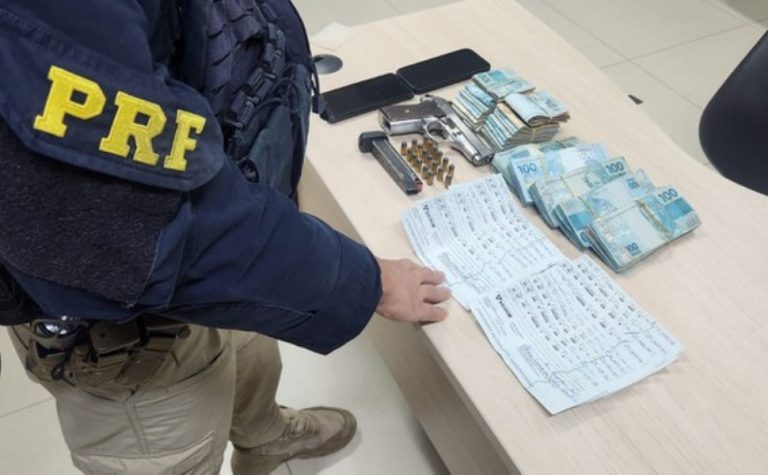 Polícia apreende arma e quase meio milhão de reais durante abordagem na BR101 no ES
