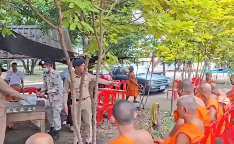 Polícia da Tailândia flagra monges budistas que consumiam metanfetamina em templo