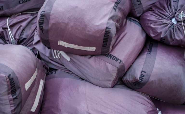 Prisioneiro foge da cadeia escondido em bolsa de roupas sujas de outro detento