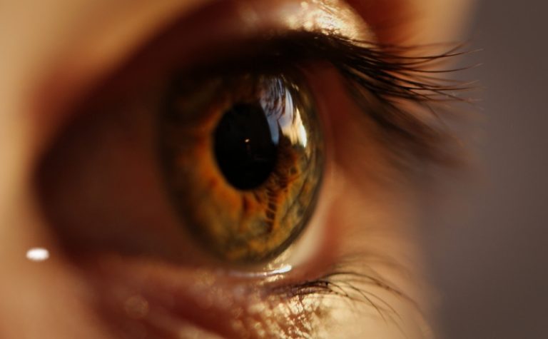 Retinóloga explica importância do diagnóstico ocular precoce