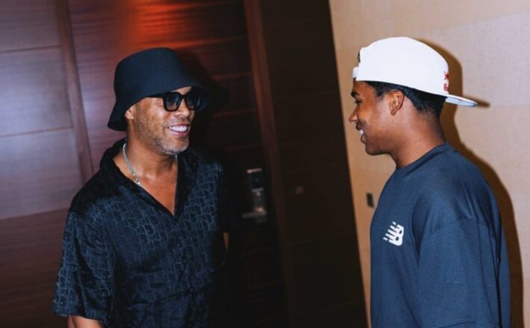Ronaldinho Gaúcho ‘aparece’ em lua de mel de Endrick no Japão; assista ao encontro