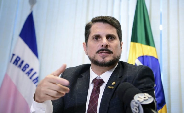Senador do ES Marcos do Val contraria ordem do STF e viaja para os Estados Unidos