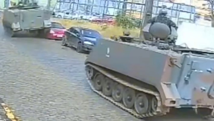 Tanque do Exército na contramão passa por cima de carro estacionado; veja vídeo