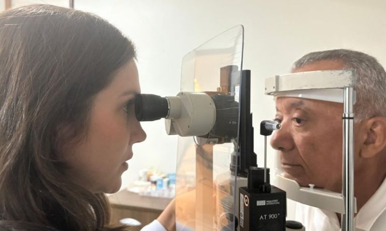 Tatuagem ocular acende alerta em olhos saudáveis, mas resgata autoestima de cegos