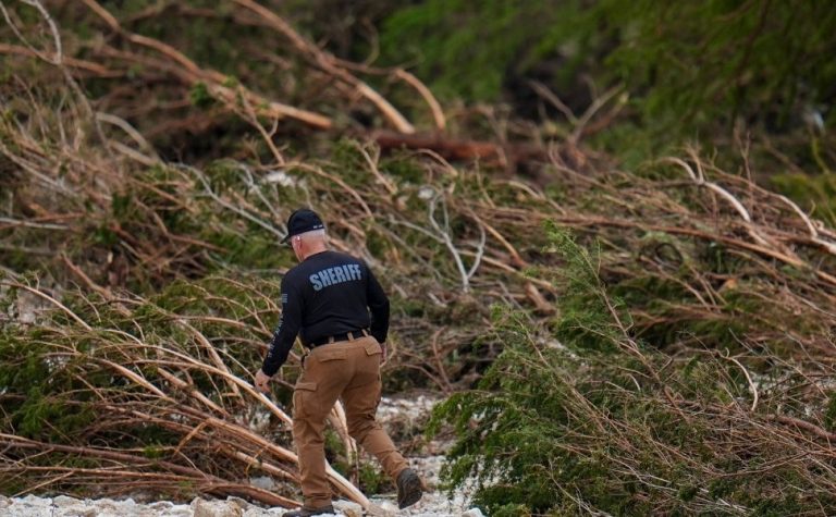 Texas se prepara para mais chuva em meio a 52 mortes e meninas desaparecidas