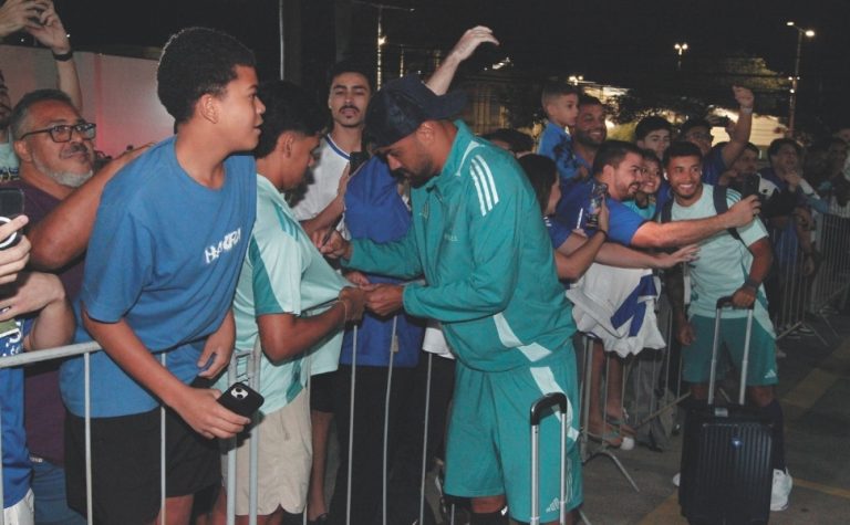 Torcedores capixabas fazem festa na chegada do Cruzeiro para a Vitória Cup