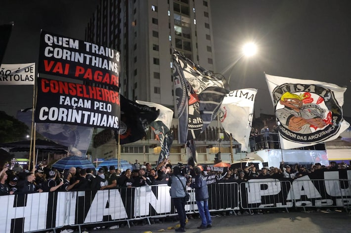 Torcida ‘enterra’ Augusto Melo e Andrés em protesto: ‘Quem traiu o Corinthians vai pagar’