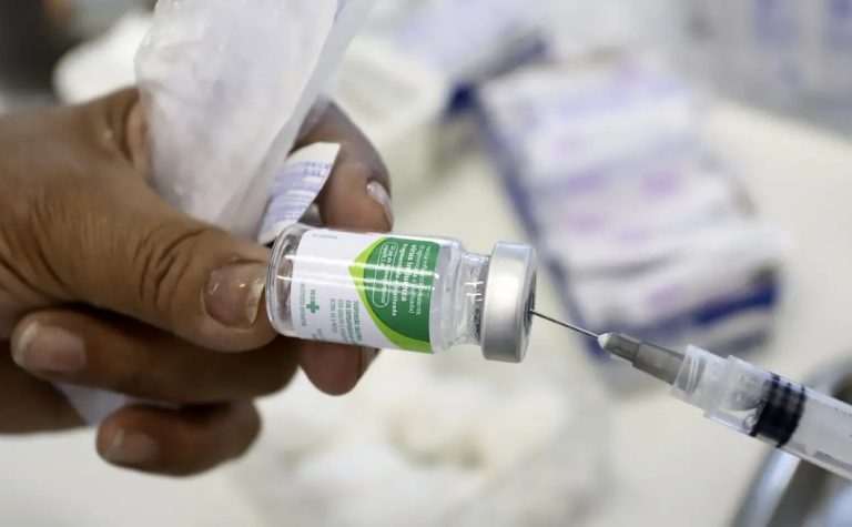 Vacinas contra gripe e Covid-19 disponíveis no SUS reduzem risco de infarto e AVC