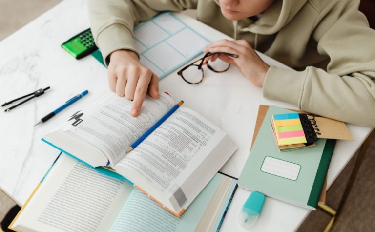 Vagas para fazer supletivo e começar a estudar este mês