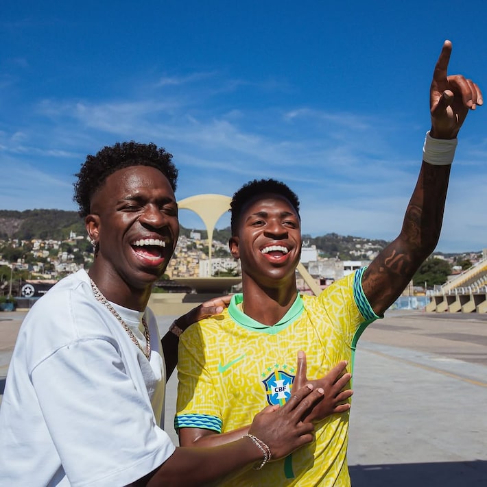 Vinícius Júnior ganha estátua de cera e se impressiona com semelhança