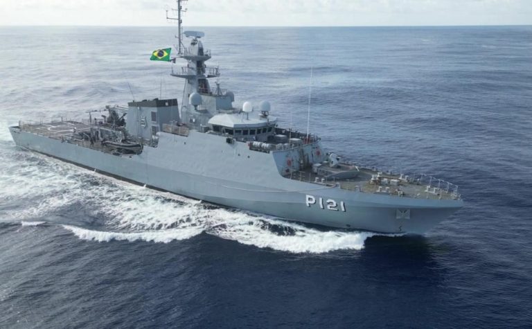 Visita liberada a navio de guerra neste domingo em Vitória