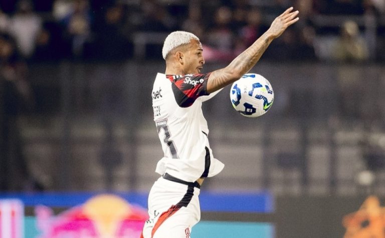 Wesley salva em tom de adeus, Flamengo bate Bragantino e cola no Cruzeiro