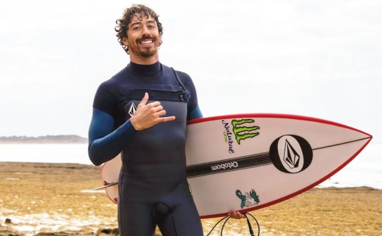 Yago Dora vai às quartas e assume a liderança do Mundial de surfe