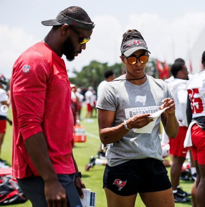 A onda de treinadoras femininas na NFL chegou. Basta olhar para a sala de musculação
