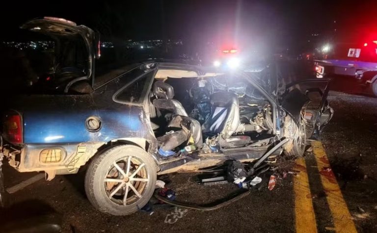 Acidente entre carros e moto deixa oito mortos em rodovia em Minas Gerais