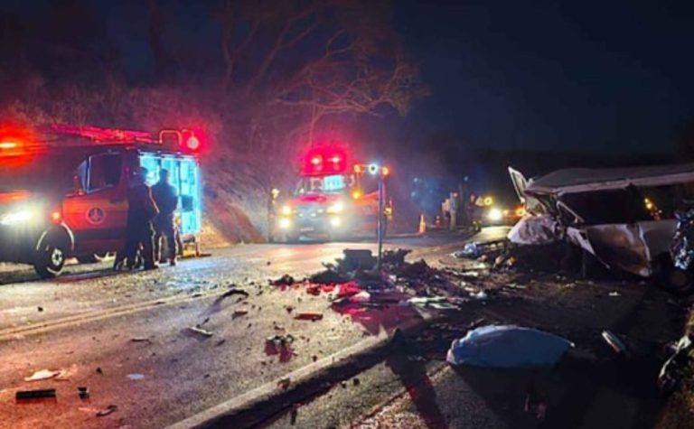 Acidente entre van e carro deixa 4 mortos e 16 feridos em rodovia de Minas Gerais
