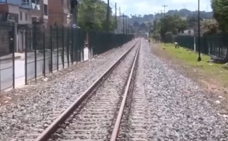 Adolescente não escuta sinalização e é atropelada por trem em Cariacica